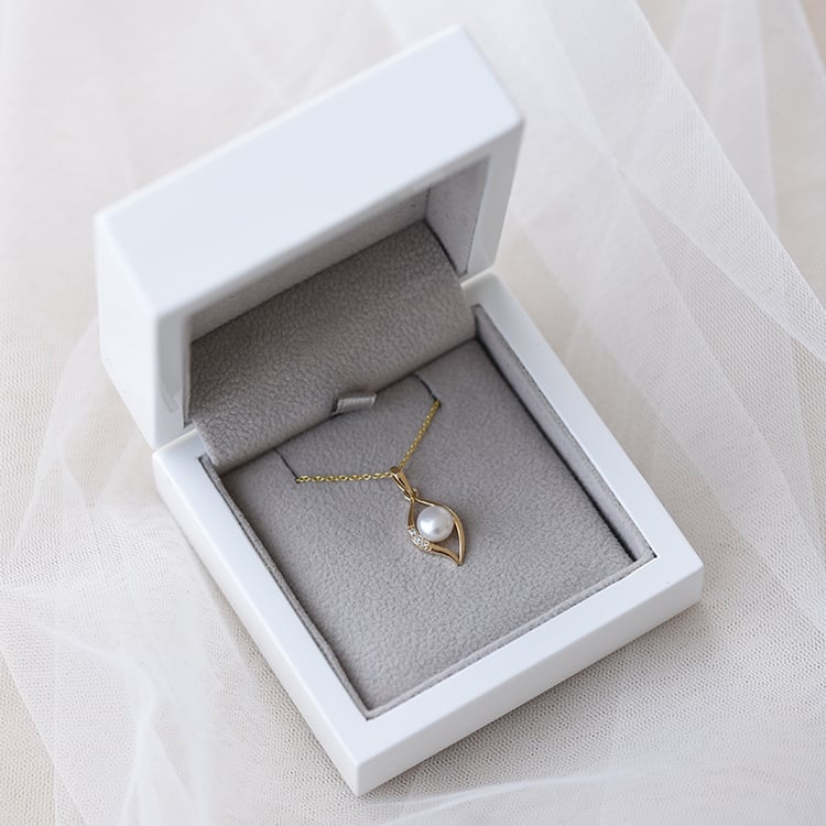 Goldene Schmuckkollektion mit weißen Perlen und Zirkonia Medea 61518