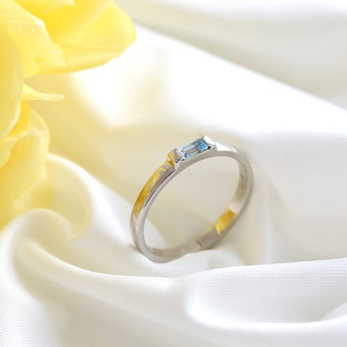 Zarter goldener Ring mit Blautopas Xenia