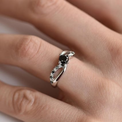 Verlobungsdiamant mit schwarzen und weißen Diamanten Ewie