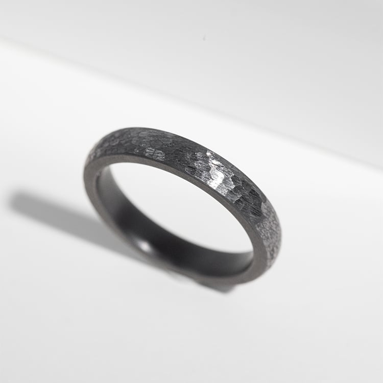 Gehämmerter Ring aus Tantal Rosser 156953