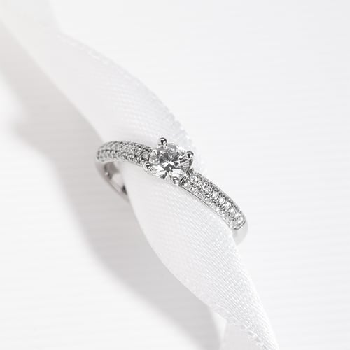 Verlobungsring mit Moissanit und Lab Grown Diamanten Kristen