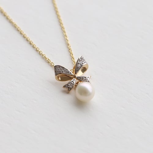 Perlenanhänger mit Schleife und Diamanten Mischa