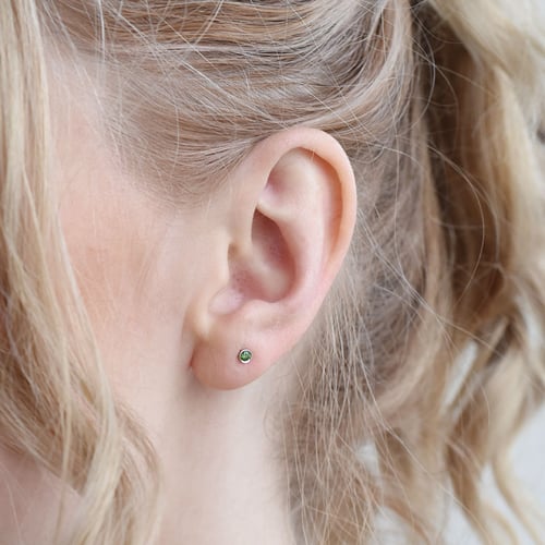 Silberne Ohrstecker mit grünen Diamanten in Bezelfassung Tofine