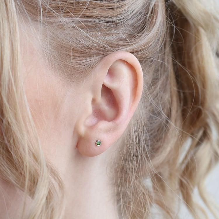 Silberne Ohrstecker mit grünen Diamanten in Bezelfassung Tofine 102926