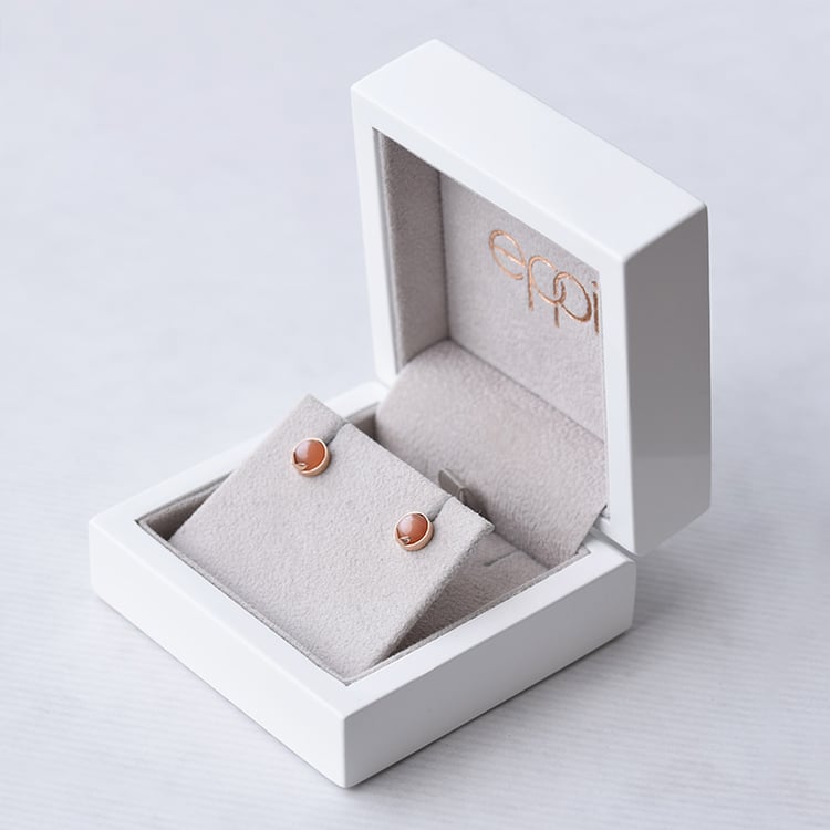 Goldene Ohrringe mit Cabochon-Mondsteinen in Pfirsich Erica 70266