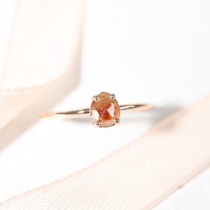 Goldener Ring mit Salt and Pepper Diamant in Birnenform Lorelei