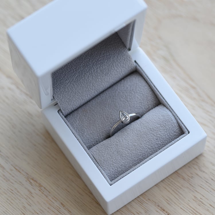 Ring mit Diamant in einer Geschenkbox 62672