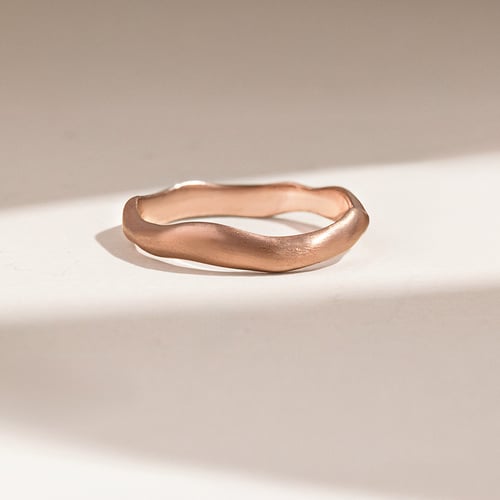 Glänzende Eheringe aus Gold Parnell