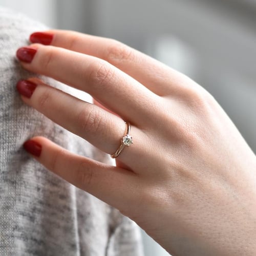 Klassischer Verlobungsring mit Diamant Tila