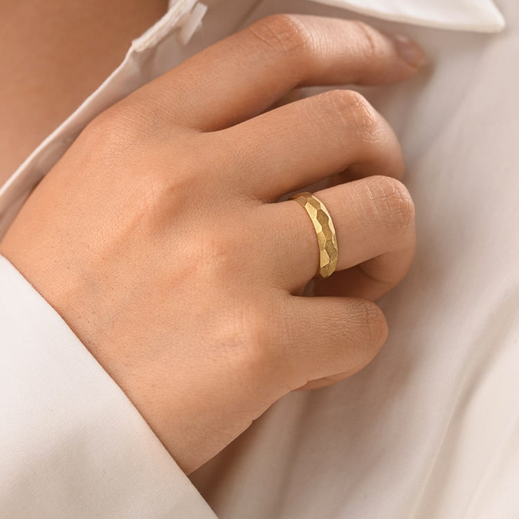 Matte gehämmerte Eheringe aus Gold Zvezda 156815