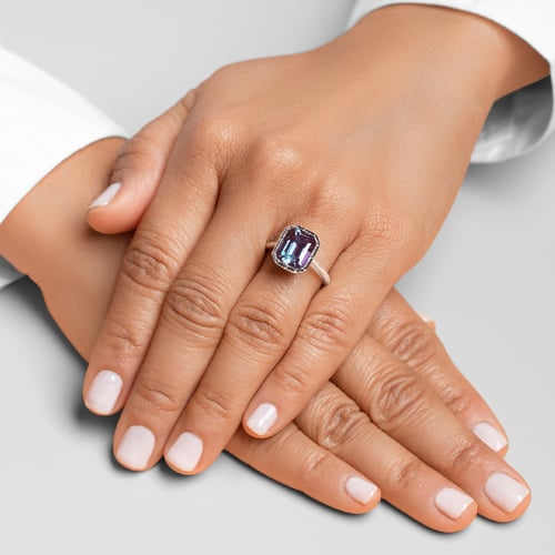 Goldener Ring mit Lab Grown Alexandrit in Emerald Form Moly