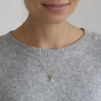 Perlenanhänger mit Schleife und Diamanten Mischa