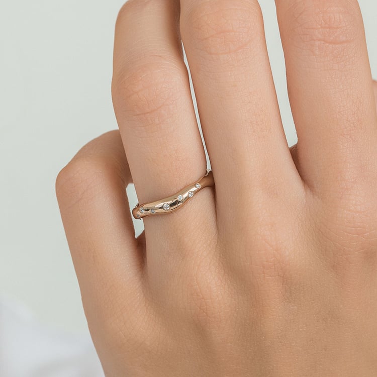 Unregelmäßige Eheringe aus Gold in Haselnussfarbe mit Diamanten Parnell 163741