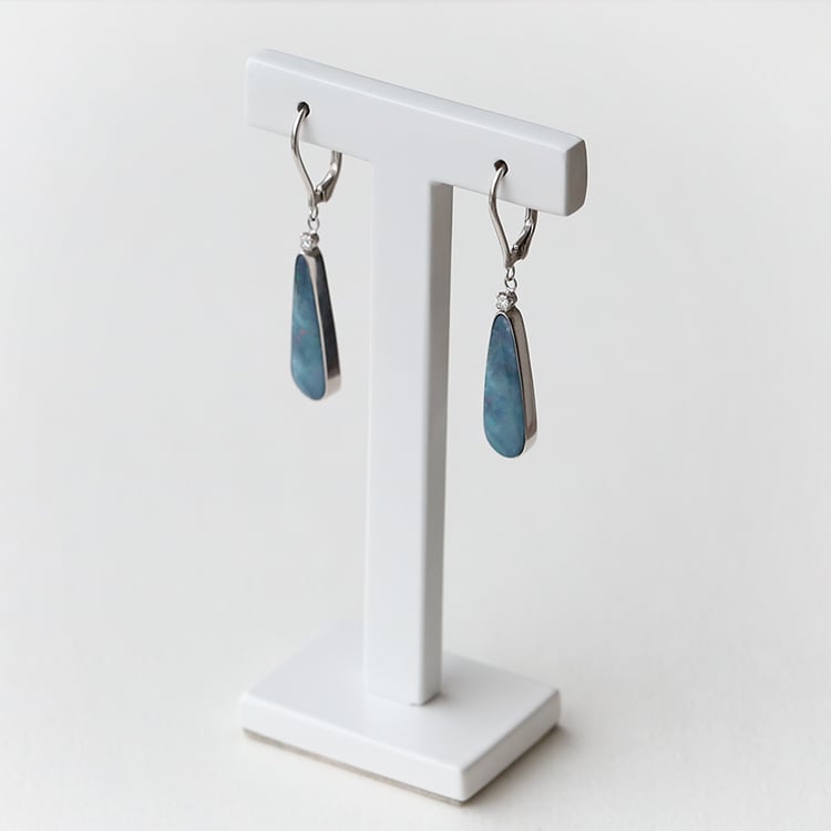 Goldene Hängeohrringe mit blauen Opalen und Diamanten Wilma 73841