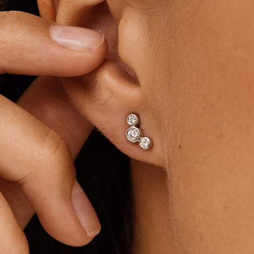 Moderne goldene Ohrringe mit runden Lab Grown Diamanten Ebba