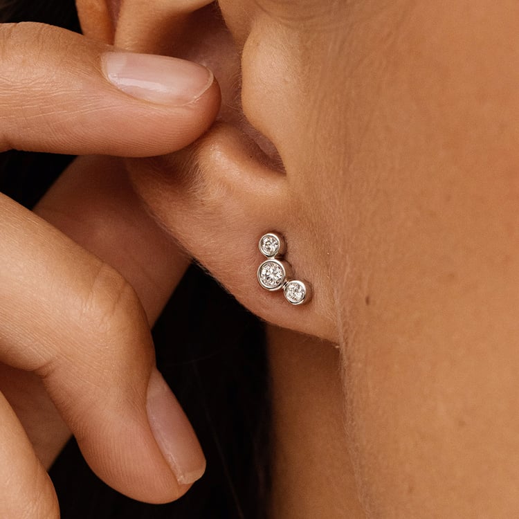 Moderne goldene Ohrringe mit runden Lab Grown Diamanten Ebba 162815