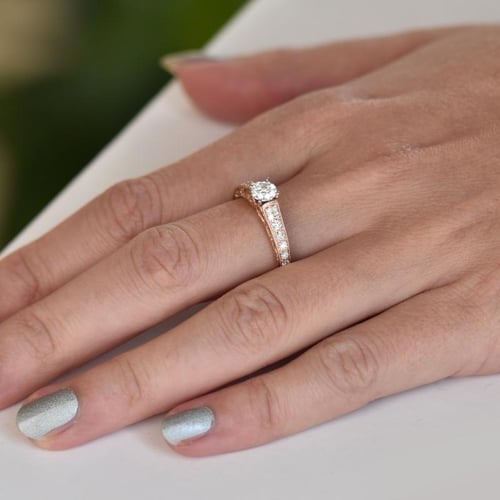 Verlobungsring im Vintage-Stil mit Moissanit und Lab Grown Diamanten Keran
