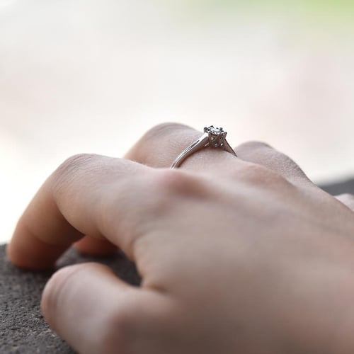Goldener Solitärring mit Diamant Nuria