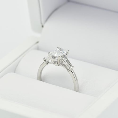 Verlobungsring mit Diamant und Baguette Diamanten Talmar