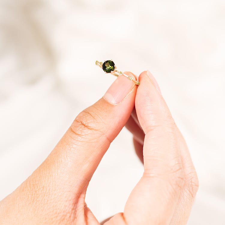 Ring mit einem grünen Turmalin und seitlichen Olivinen Imelda 120268