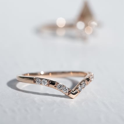 Ehering in V-Form mit Lab Grown Diamanten Patya