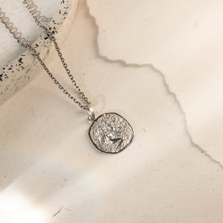 Goldanhänger mit Symbolen des Tierkreiszeichens 143656