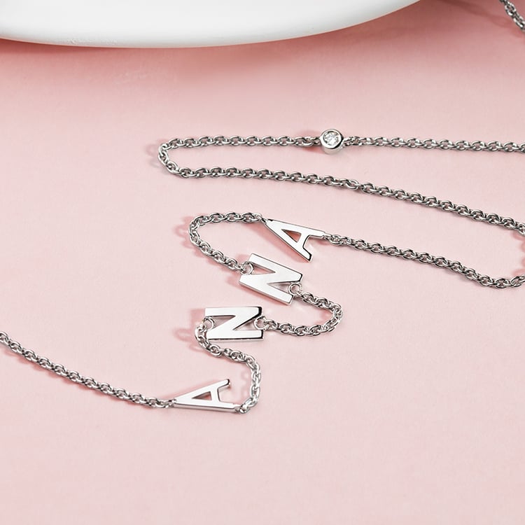 Silberne Halskette mit vier Buchstaben nach Ihrer Wahl mit Lab Grown Diamanten Lupe 150668