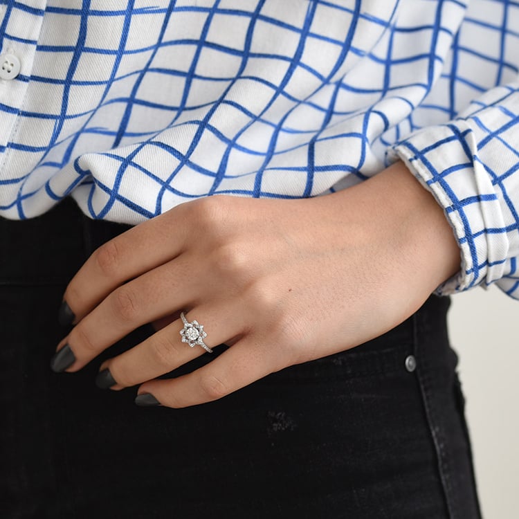 Goldener Ring in Blumenform Aaron 74323