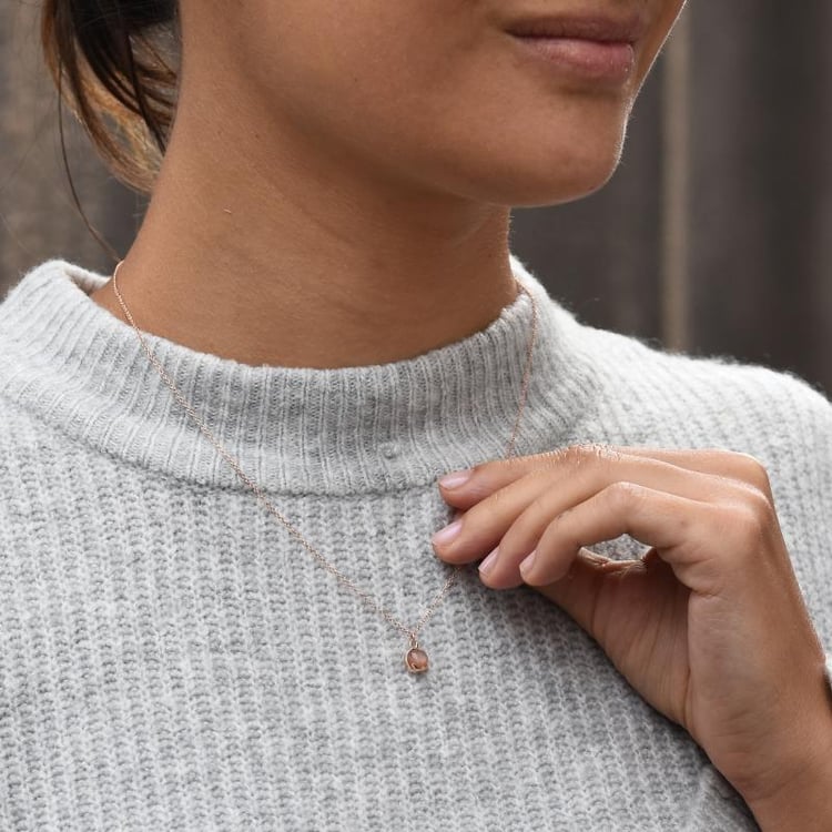 Goldene Anhänger mit pfirsichfarbenem Mondstein Azalea 49789