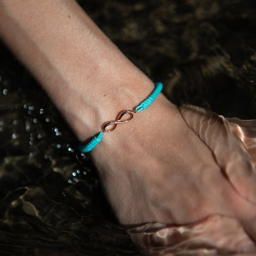 Armband mit einem silbernen Anhänger Infinity