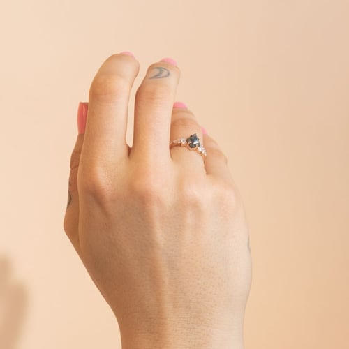 Ring mit einem Salt and Pepper Diamanten in Kite-Form Bret