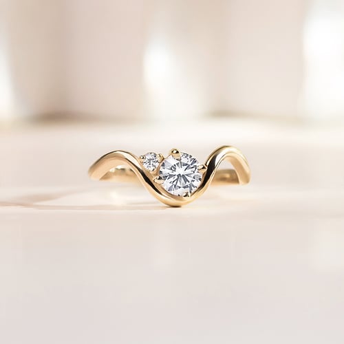 Verlobungsring in Wellenform mit rundem Diamant Debora