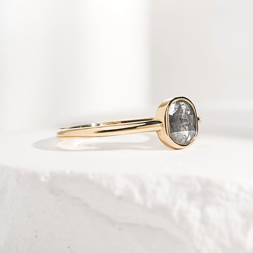 Ring mit einem Salt and Pepper Diamanten in Emerald-Form Christy