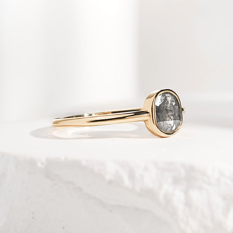 Ring mit einem Salt and Pepper Diamanten in Emerald-Form Christy 156273