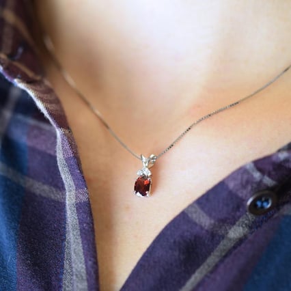 Goldanhänger mit Granat und Diamanten Tamatha