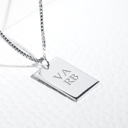 Rechteckiger Anhänger aus Silber mit einer doppelseitigen Gravur Aeryn