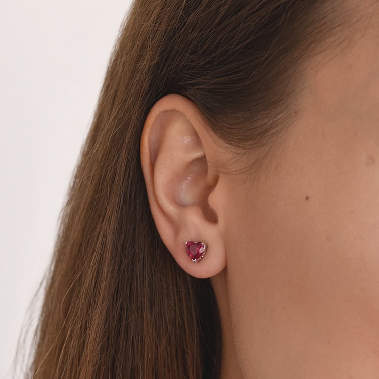Rubin Herzen als Ohrringe auf dem Ohr 66311