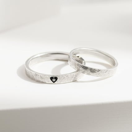 Gehämmerte Trauringe mit mit Emaille Herz und Diamanten Telanie