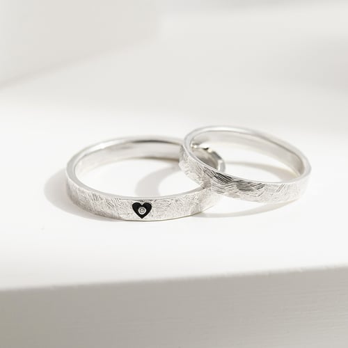 Gehämmerte Trauringe mit mit Emaille Herz und Diamanten Telanie