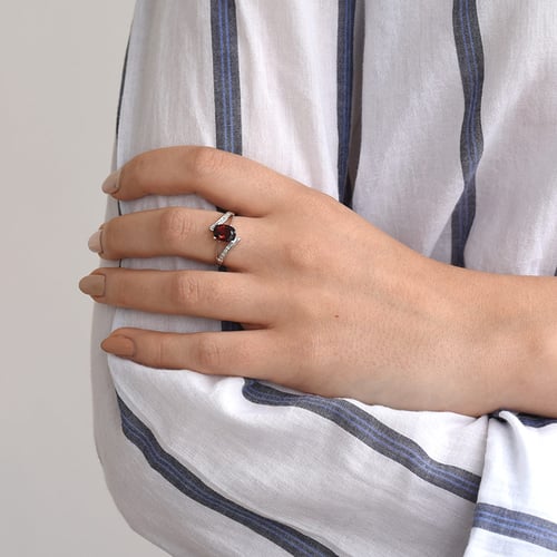 Goldring mit Granat und Diamanten Keaton