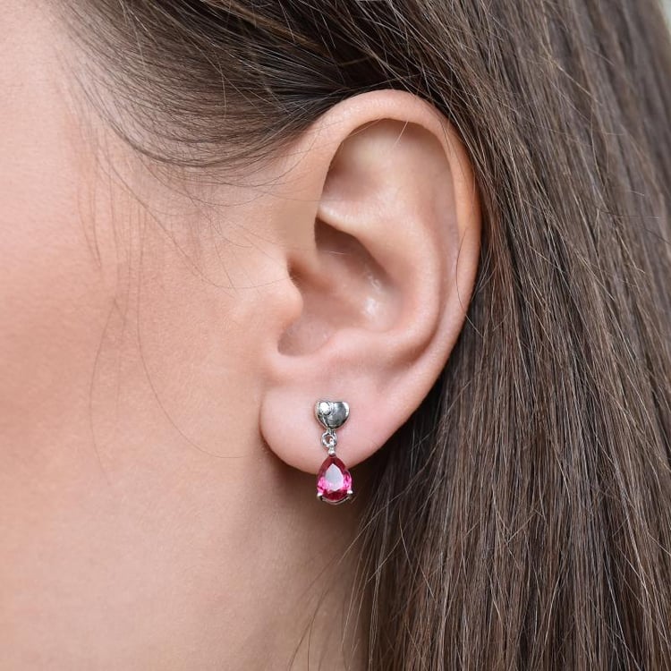 Rubin Ohrringe hängend auf dem Ohr 30529