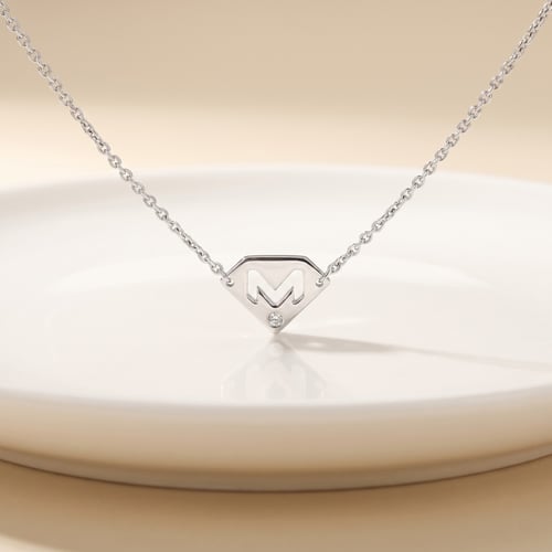 Goldkette mit dem Buchstaben M Lary