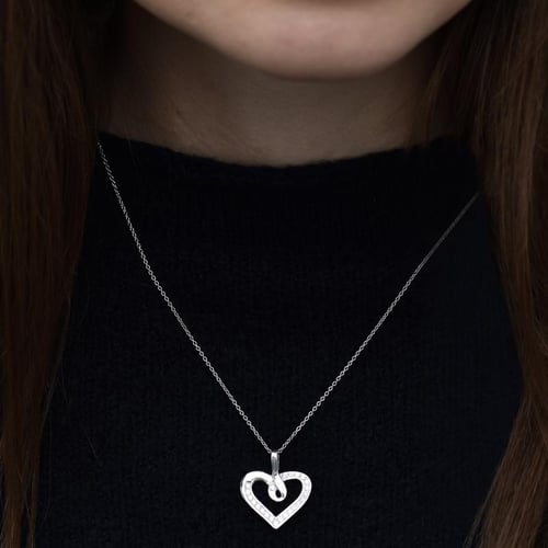 Herz aus Gold mit Diamanten in einer Anhänger Savita