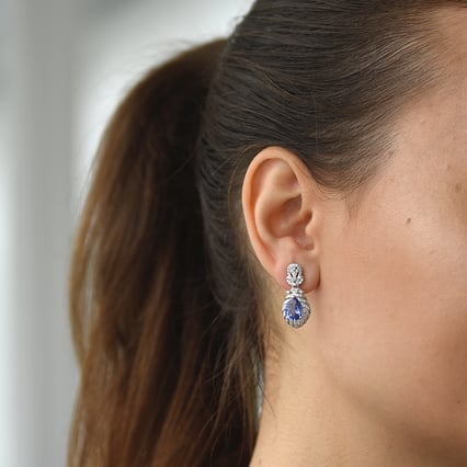 Goldene Ohrringe mit Tansaniten und Diamanten Fujita