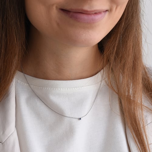 Silberne minimalistische Kette mit einem schwarzen Diamanten Glosie