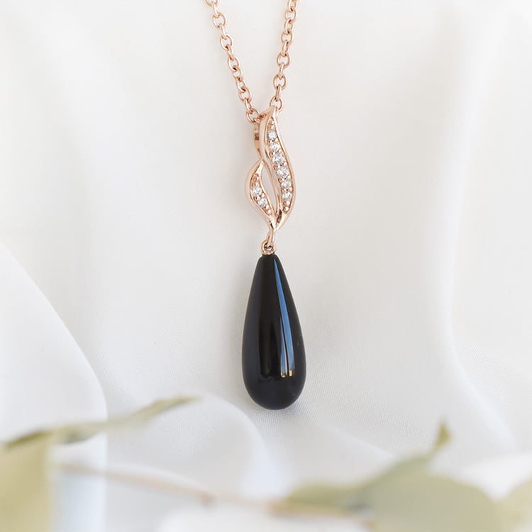 Zarter vergoldeter Anhänger mit schwarzem Onyx Antia 90617