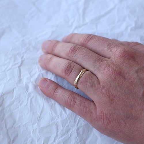 Unregelmäßige Eheringe aus Gold mit Diamanten Parnell