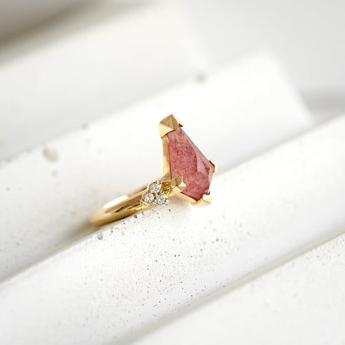 Einzigartiger Ring mit einem erdbeerfarbenen Achat Kettil