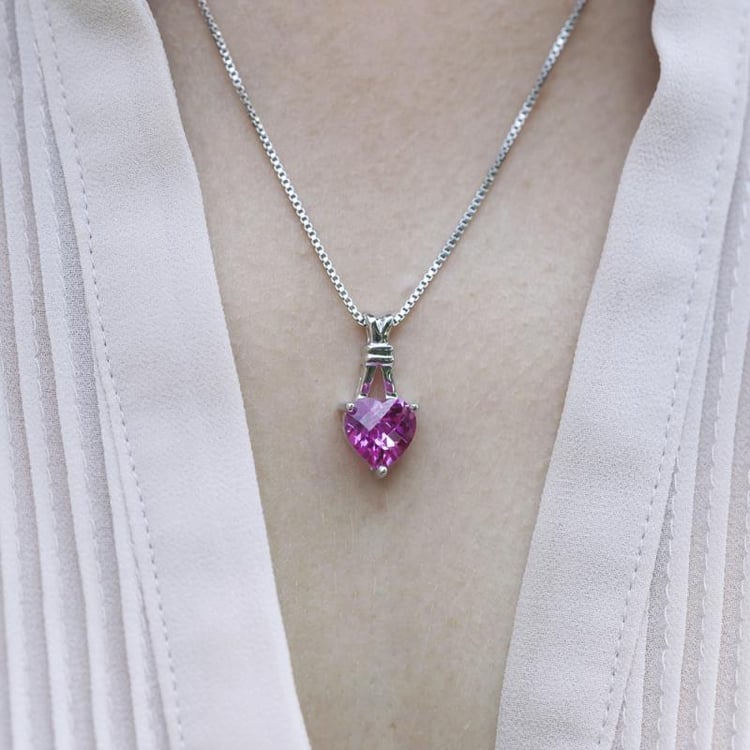 Romanticher Herzchen-Anhänger aus rosa Saphir auf dem Hals 11816