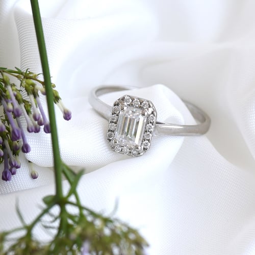 Verlobungsring aus Platin mit Emerald-Moissanit Valma